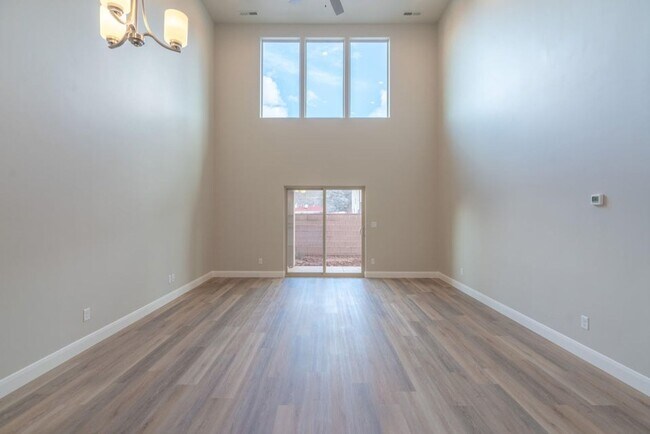 Building Photo - HURRICANE TOWNHOME