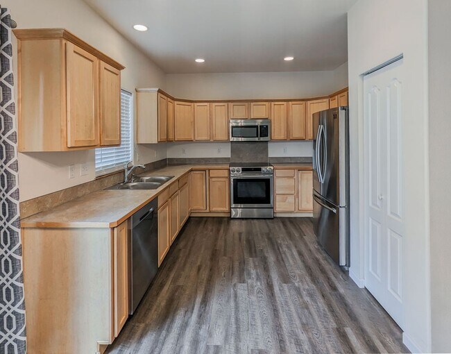 Building Photo - Beautiful updated 5bd/2.5ba home is move in ready!