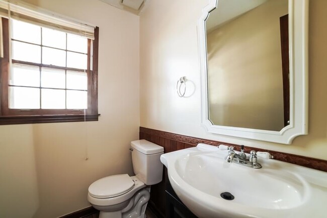 Building Photo - 2834 Lanthorn Dr