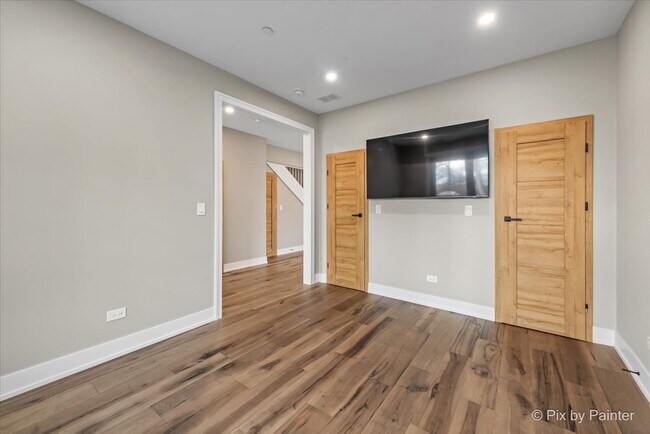 Building Photo - 154 Oak St