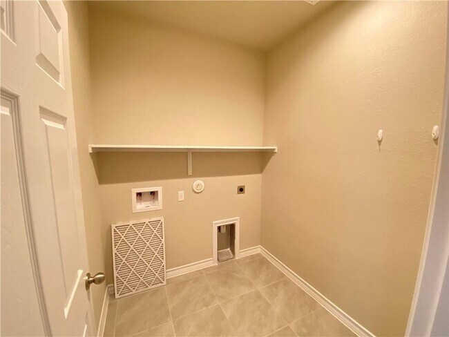 Building Photo - 5904 Daly Dr