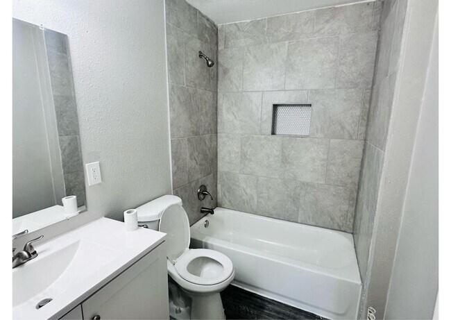 Building Photo - 4914 Kelso St