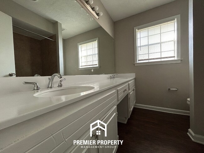 Building Photo - Spacious 4BR/2BA Southaven Home | Hardwood Floors, Fireplace & Fenced Yard with Shed