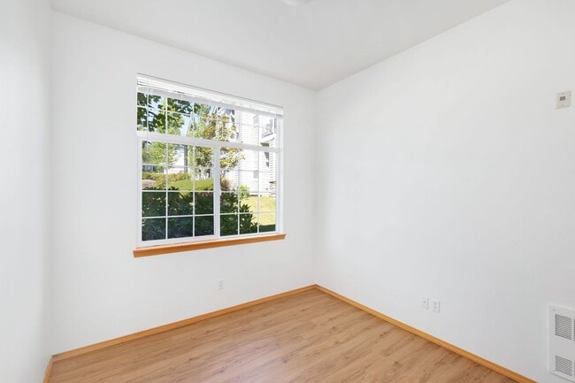 Building Photo - Ground Level Upgraded 2 Bedroom in Sterling Square!