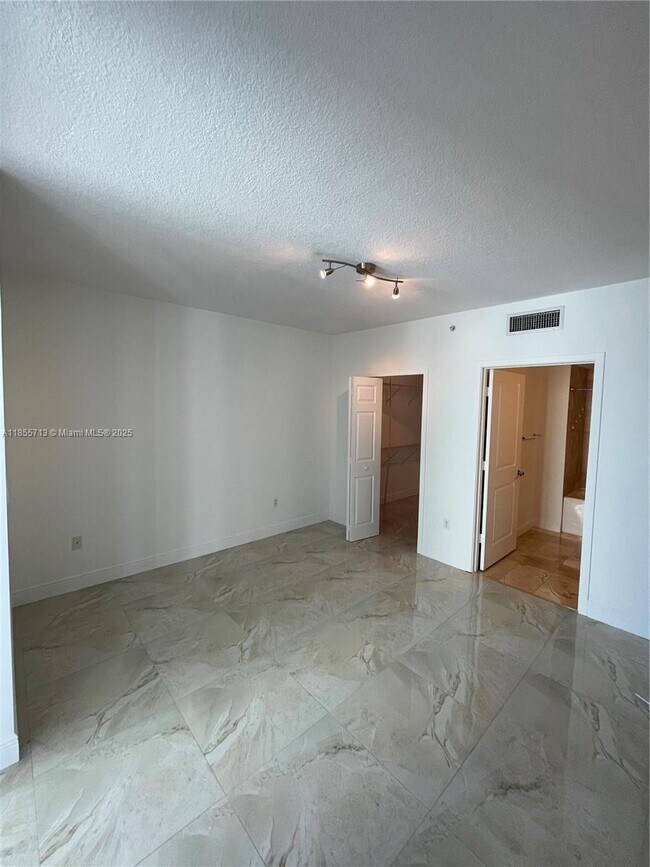 Building Photo - 170 SE 14th St