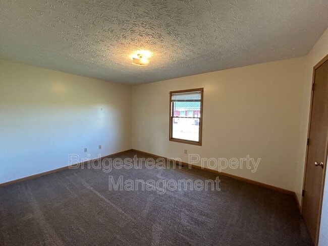 Building Photo - 214 Woodsview Dr
