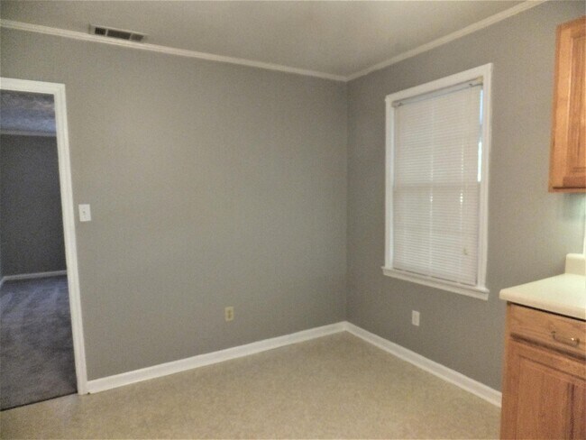 Building Photo - 214 Edgewood Dr