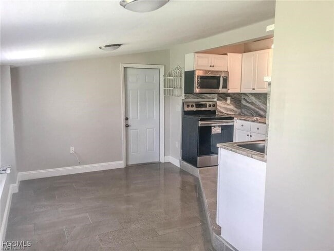 Building Photo - 305 Bougainvillea Rd W