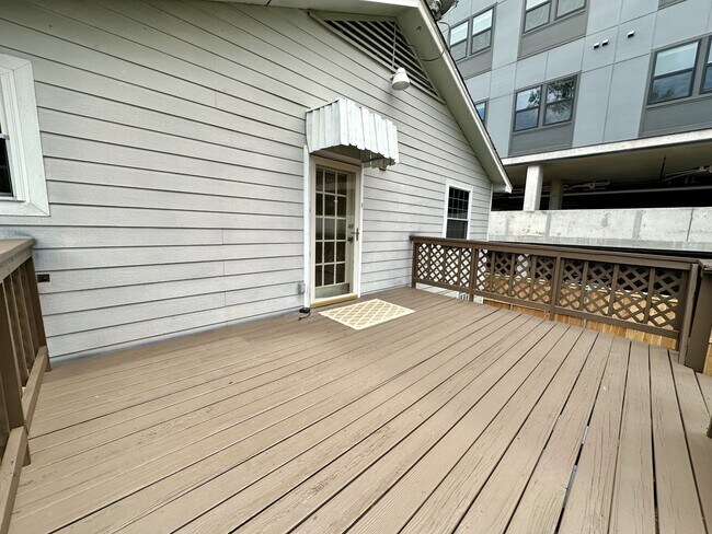 Building Photo - 914 W 21st St