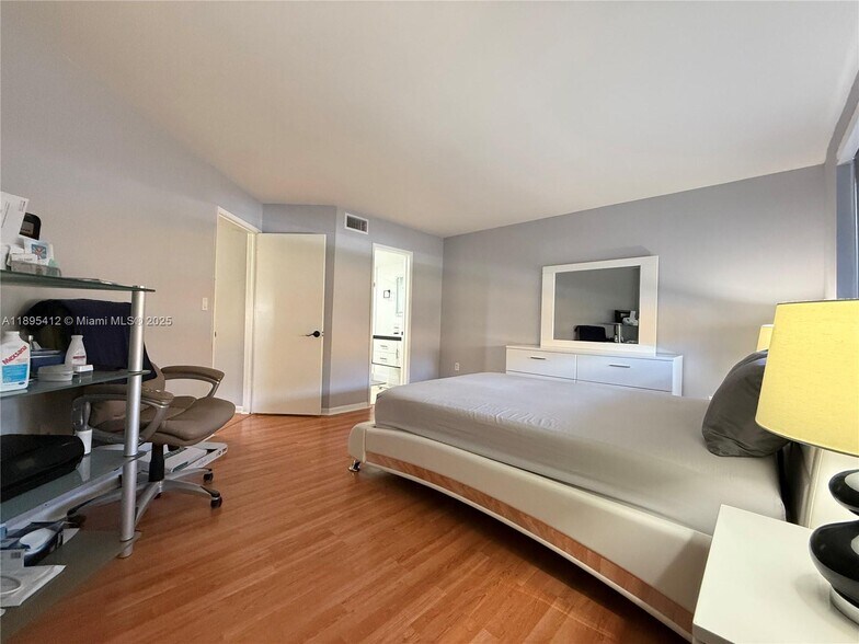 Building Photo - 9725 Fontainebleau Blvd