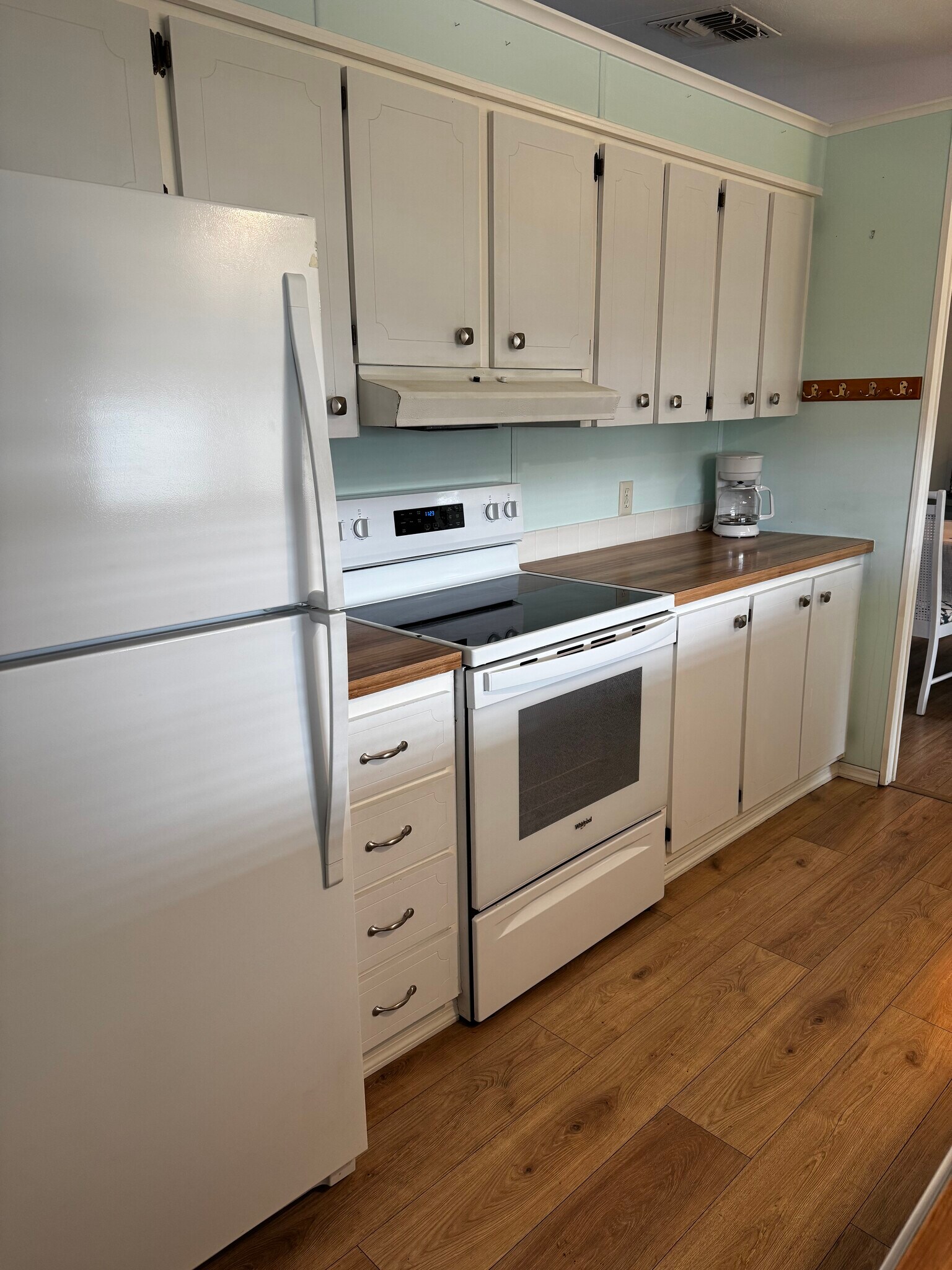 Building Photo - 10 Lake Diane Dr