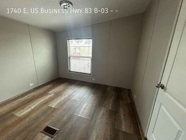 Building Photo - 3 B St