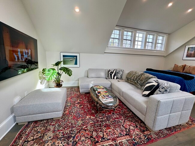 Building Photo - 67 Kings Hwy N