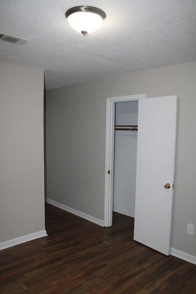 Building Photo - Charming 3BR/2BA Rental in Sand Ridge Neighbourhood
