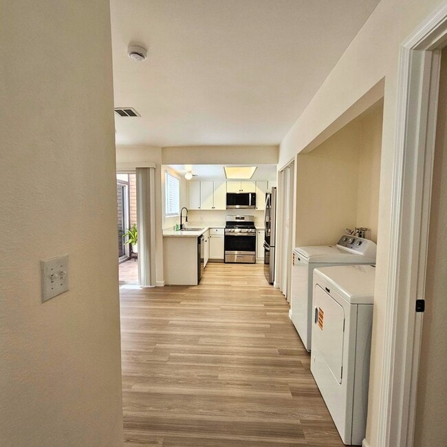 Building Photo - 3BR/2BA Townhome in NLV!