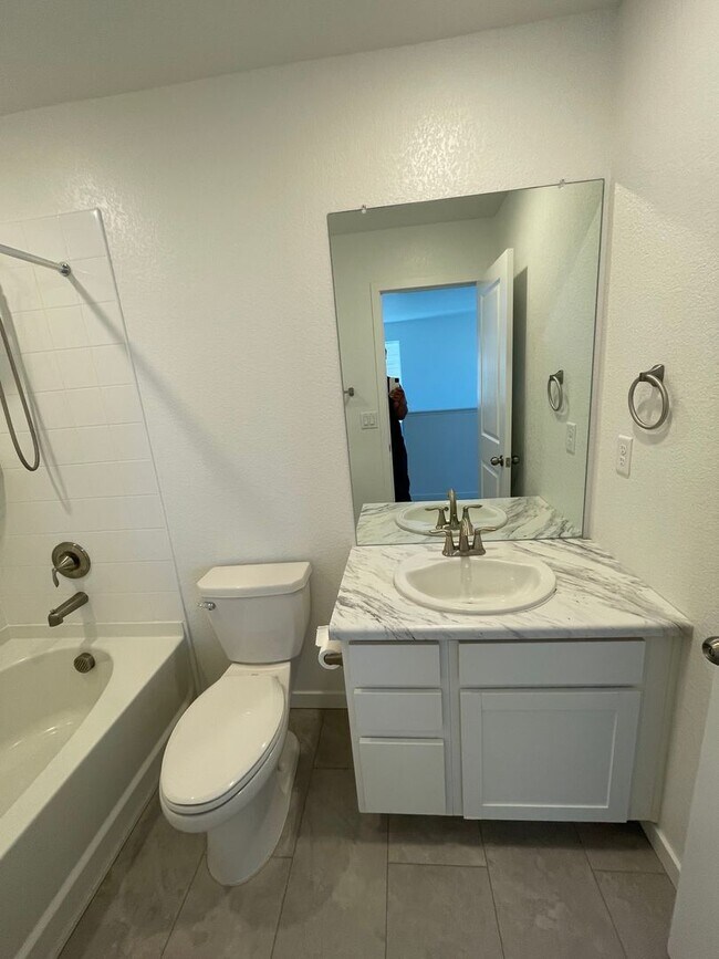 Building Photo - 3 Bedroom 2 Bath Home Available 4/1