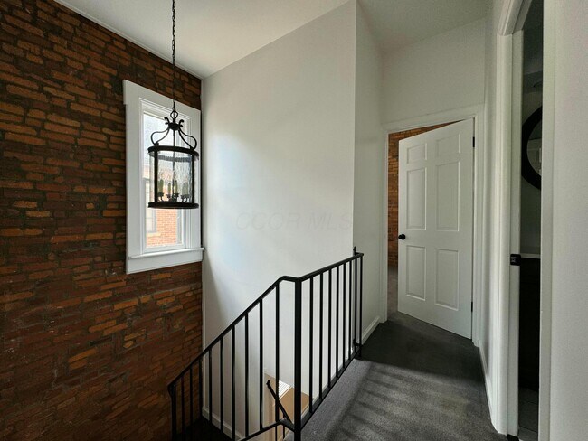 Building Photo - 561 S 5th St
