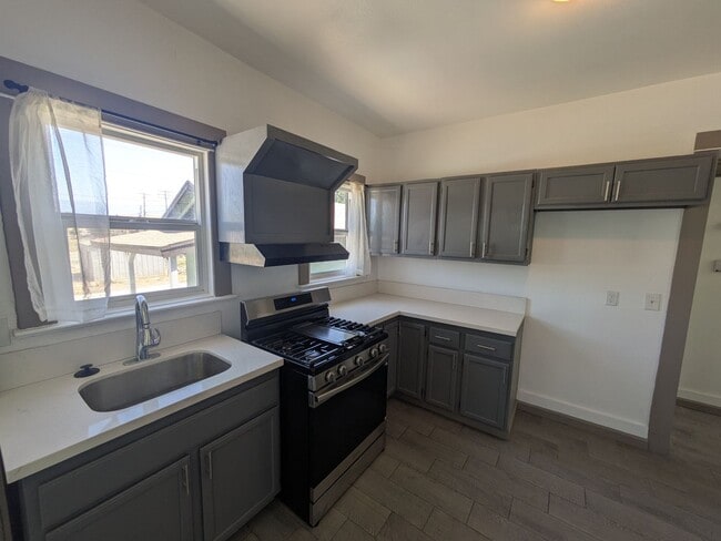 Building Photo - Bright & Clean 2 Bed | 1 Bath Home With a separate Den– 906 Sq. Ft. with Private Parking! Now Ava...