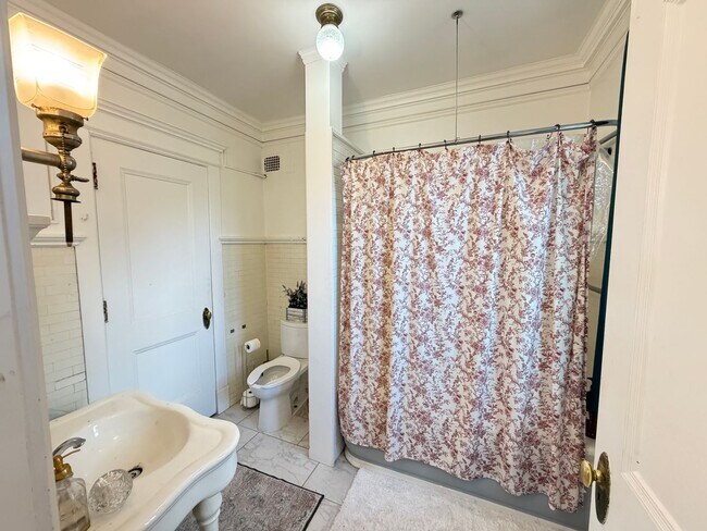Building Photo - Beautiful 4 Bedroom/2 Bathroom Second Floor Apartment in East Duluth Mansion with Utilities Inclu...
