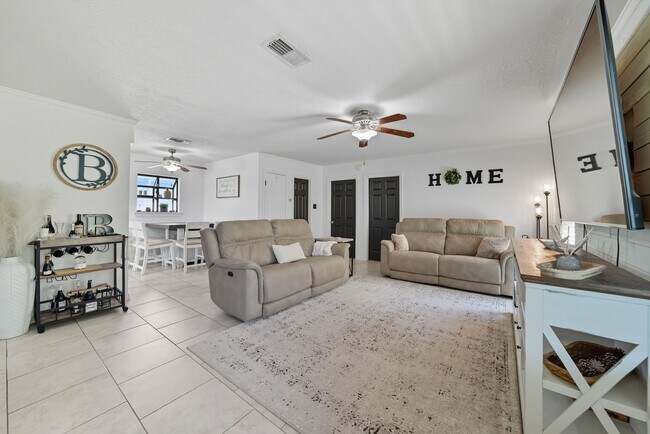 Building Photo - 439 Pompano St