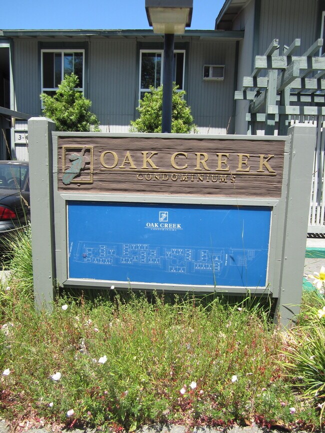 Building Photo - Spacious 1 bedroom/1 bathroom downstairs condominium.