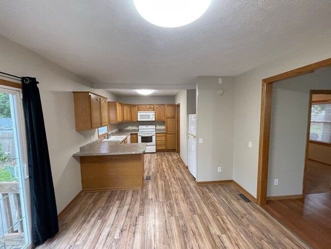 Building Photo - Great 3 Bed, 3 Bath house.