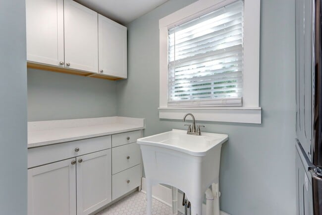 Building Photo - Renovated Three Bedroom, Two Bathroom Sing...