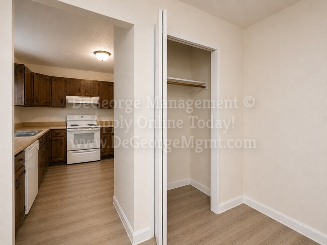 Building Photo - 2 Bedroom 1 Bath Ranch Apartment Home with washer dryer hookups for rent in Newark, NY