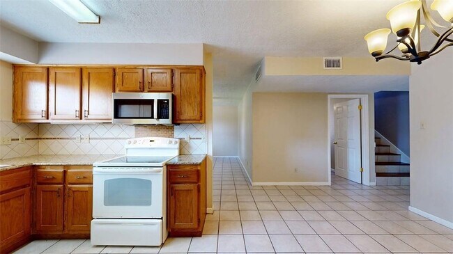 Building Photo - 1002 Hardwood Ln