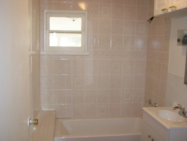 Building Photo - 2 Bed +1 Bath SINGLE FAMILY HOME + HUGE ba...