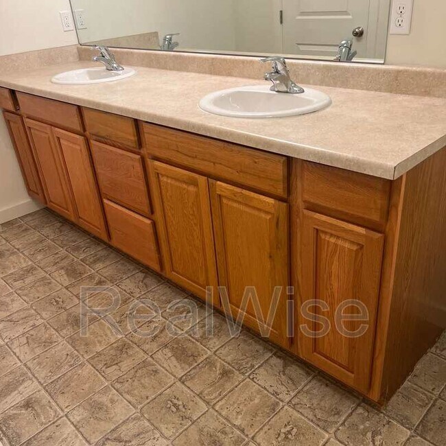 Building Photo - 1214 SW 27th St