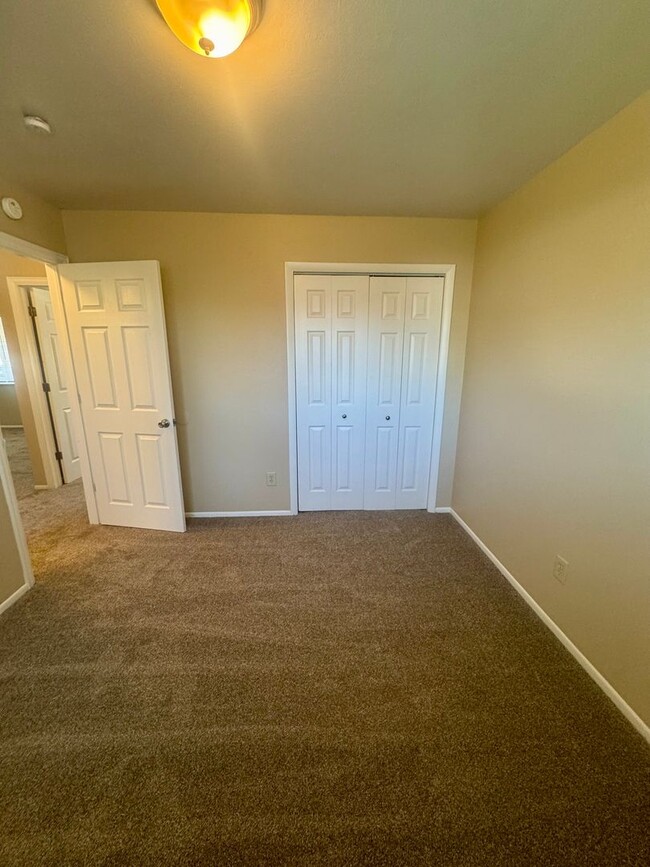 Building Photo - 4 Bedroom Split-Level in Widefield