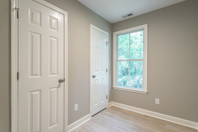 Building Photo - 200 Howell St