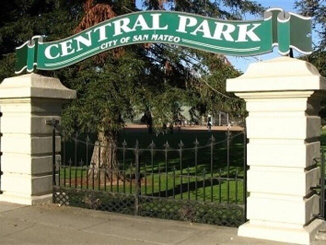 Building Photo - Lovely top floor condo unit; 2 bed/ 2 bath