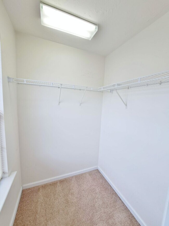 Building Photo - 3 Bed / 1-1/2 Bath Single Family Townhome