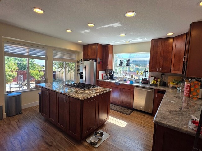 Building Photo - Northwest 4 bedroom, 2 bath with AMAZING Views