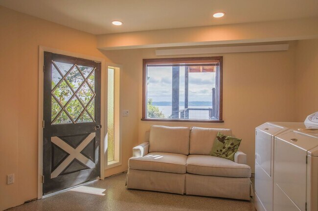 Building Photo - Gorgeous Langley Home With Water View and ...