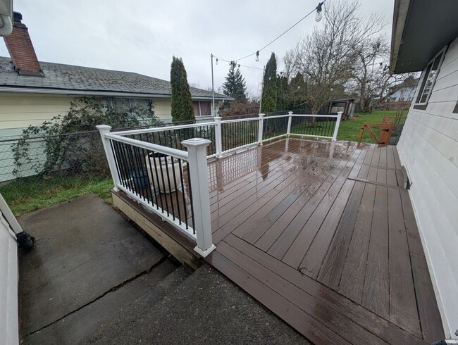 Building Photo - Refreshed 3 Bedroom in Tacoma - HUGE Fenced Yard & Outdoor Space. Available Now!