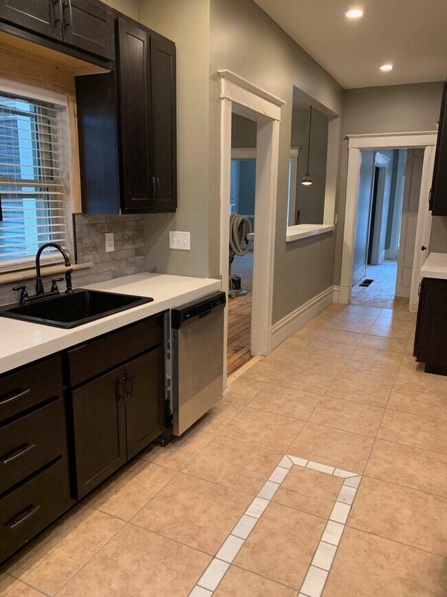 Building Photo - 825 S Braddock Ave