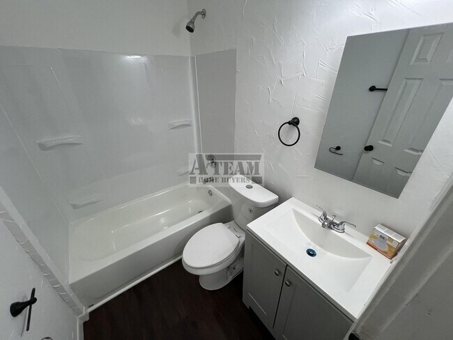 Building Photo - Renovated 2 Bed 1 Bath house for rent in T...