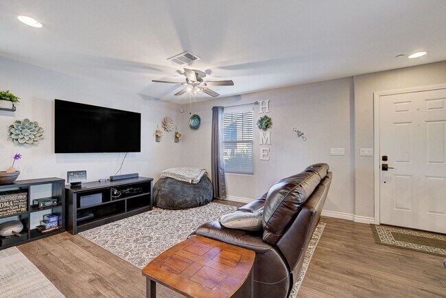 Building Photo - Stunning 3 Bed Home with Loft, Den & Upgraded Kitchen