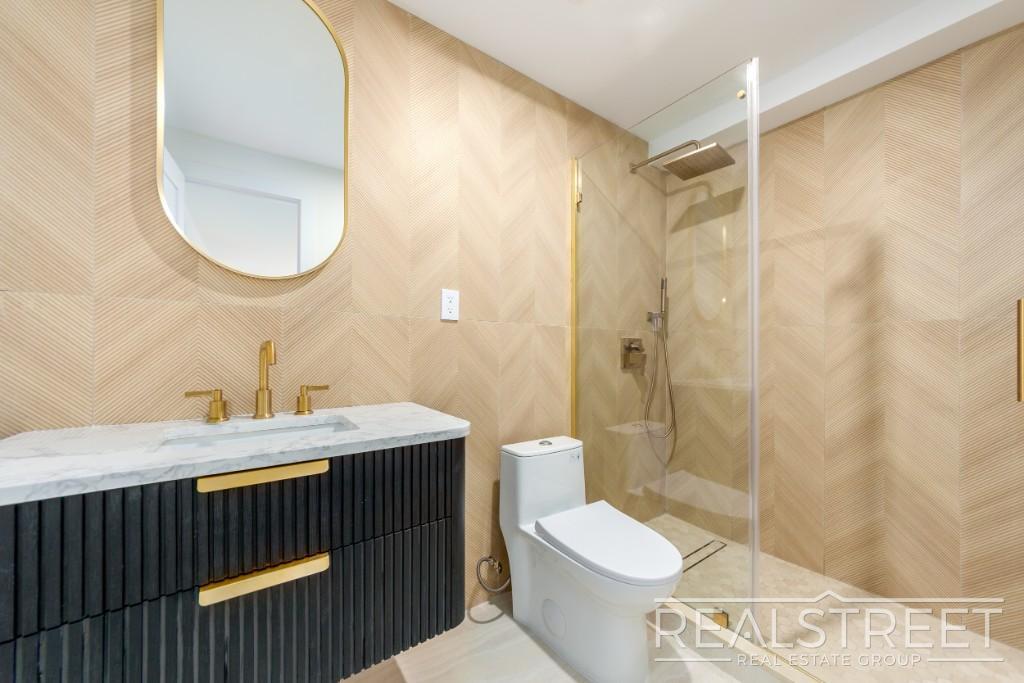 Building Photo - Exquisite 3 BR 3.5 BA Home with Private Pa...