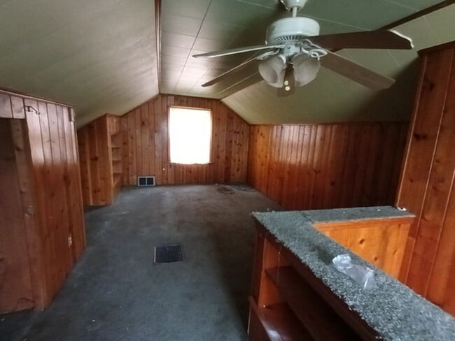 Building Photo - 3 bedroom 1 Bath Bungalow - Now Available!