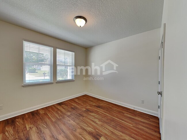 Building Photo - 3298 Roundabout Dr