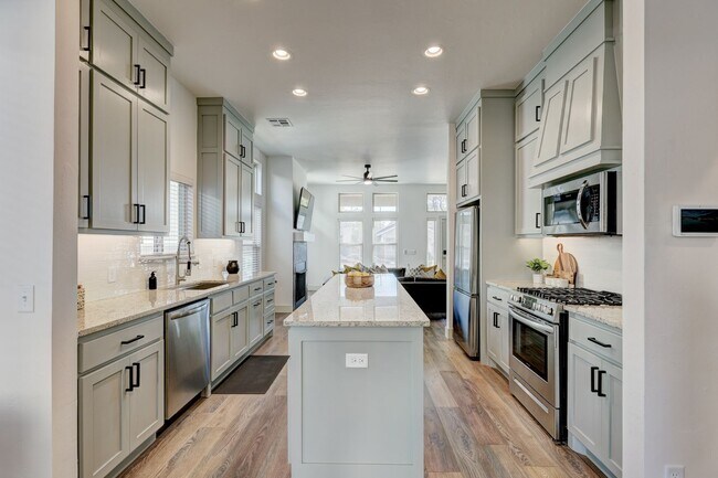 Building Photo - Stunning 4 Bedroom 3 Bath Home