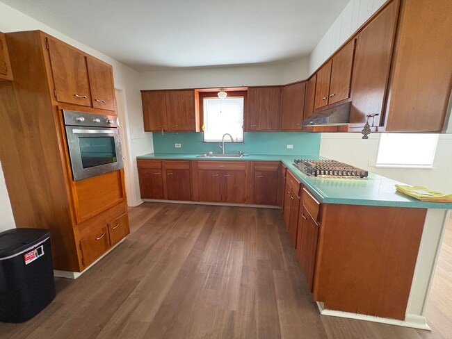 Building Photo - Two bedroom in the heart of town!