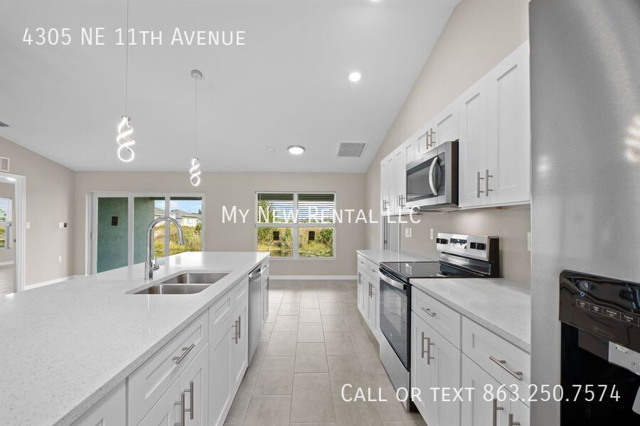 Building Photo - 4305 NE 11th Ave