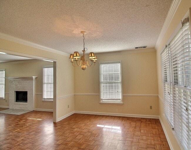 Building Photo - 383 E Valleywood Dr