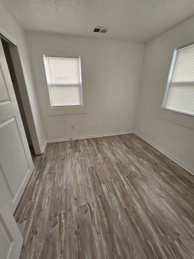 Building Photo - Two Bedroom Home Located on the Westside near 30th and MLK Street