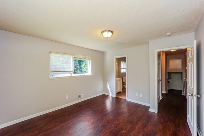 Building Photo - 3840 Benchmark Dr